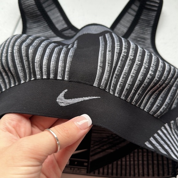 Nike Women's FE/NOM Flyknit High-Support Non-Padded Sports Bra - Picture 3 of 6